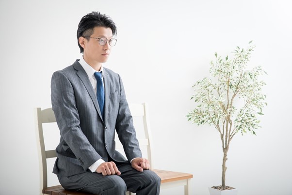 男性　あがり症　がちがち　緊張　真顔　無表情