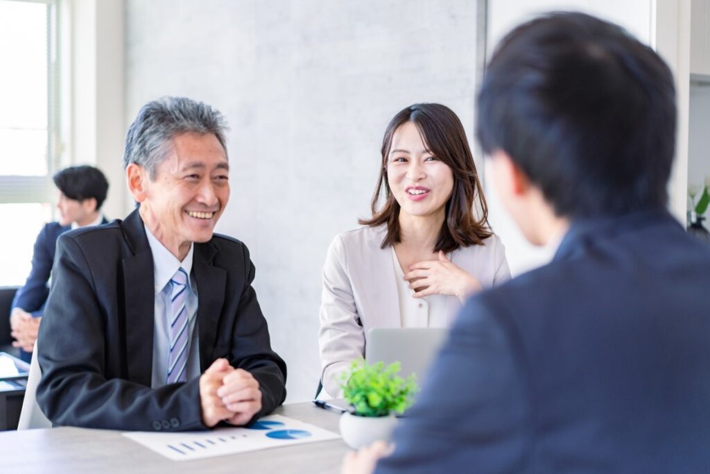 笑顔で話す　男女　ビジネス