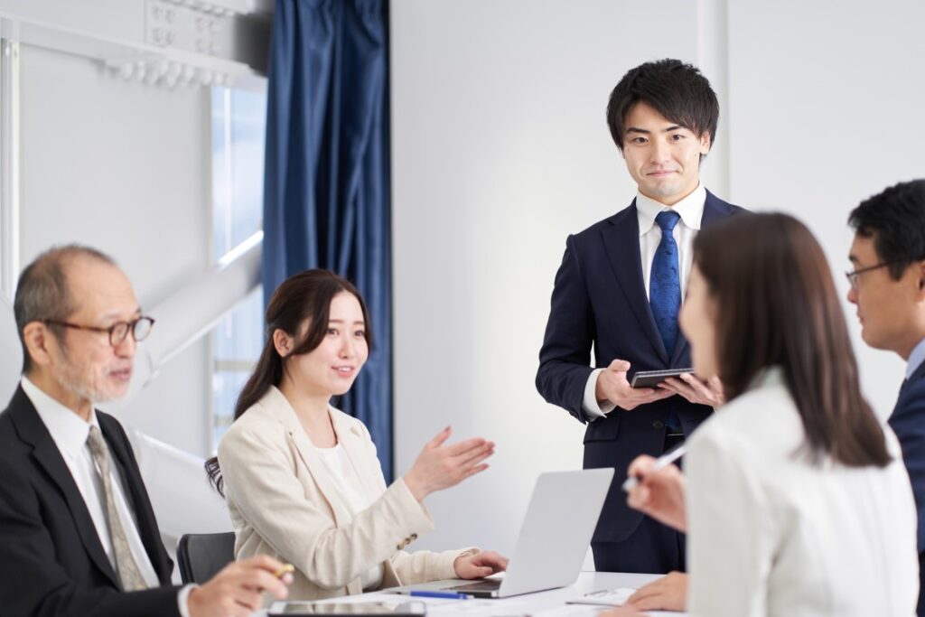 会議で発言する男女