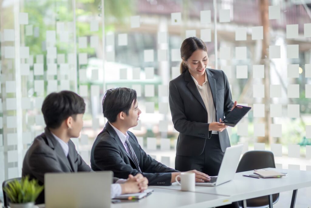 会話する男女のビジネスマン