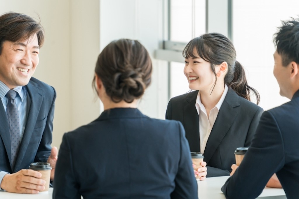 笑顔で話す女性　会議　ビジネス