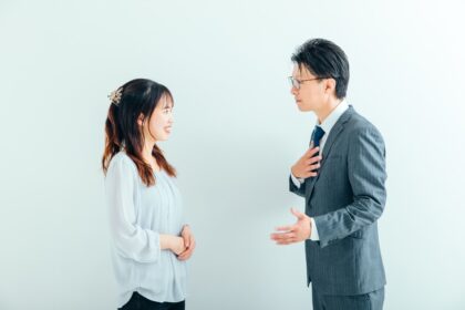 会話する男女