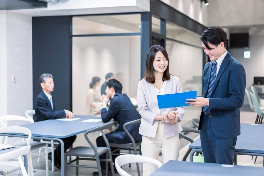 会話する男女のビジネスパーソン