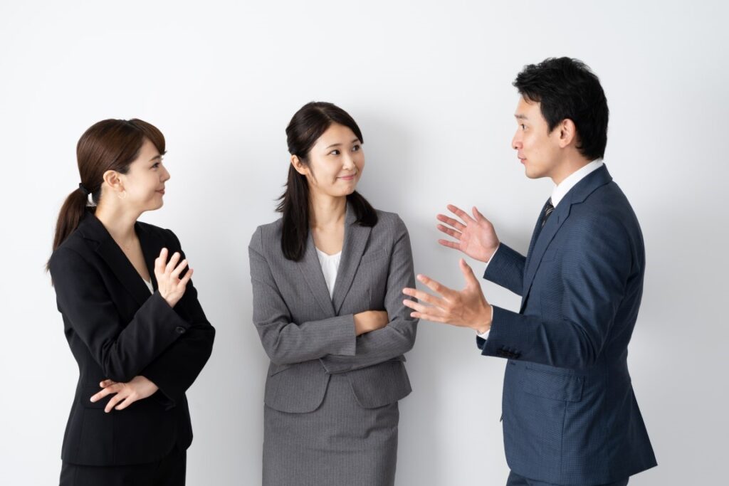 会話する3人の男女　ビジネスパーソン