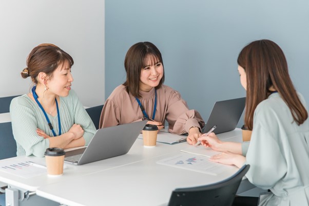 女性　話し合い　会話　笑顔　和やか