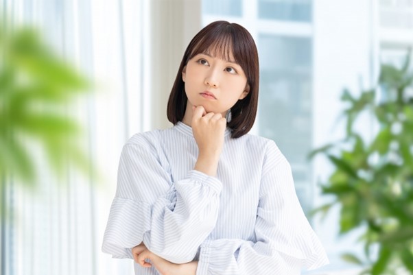 考え込む女性　うーん　悩む　考える
