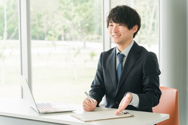 男性　商談　提案　営業　セールス