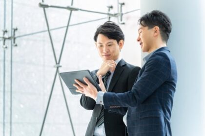 男性　会話　ビジネスマン　2人