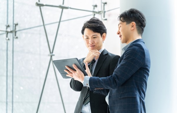 男性　会話　ビジネスマン　2人