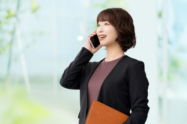 女性　電話　笑顔
