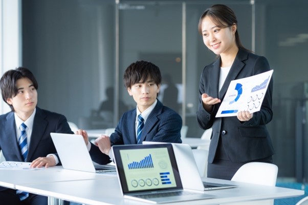 女性　資料　プレゼン　人前　会議