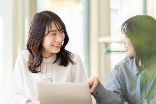 女性　会話　2人　笑顔