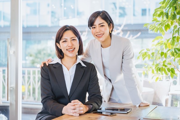 笑顔の女性上司と部下　良好な関係性