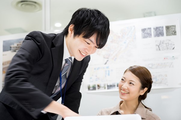 先輩　会話　笑顔　相談