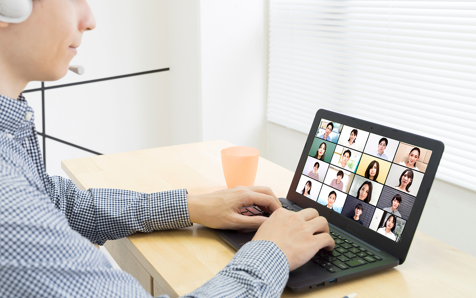 笑顔で立っている5人の男女