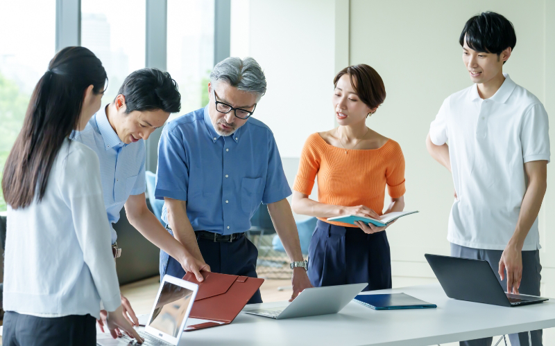 指示を受ける女性