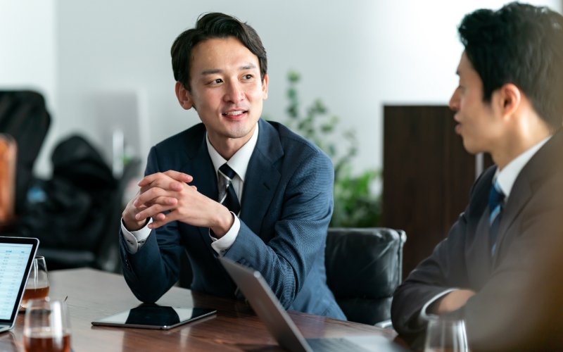 笑顔で上司と話す男性