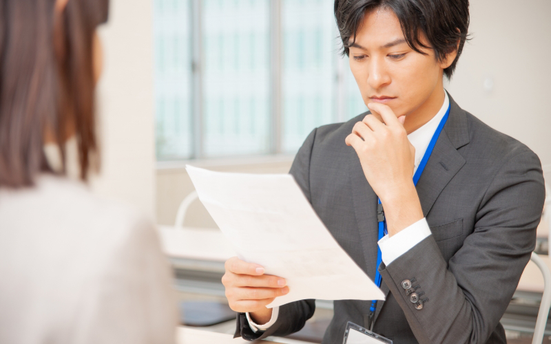 笑顔で上司と話す男性