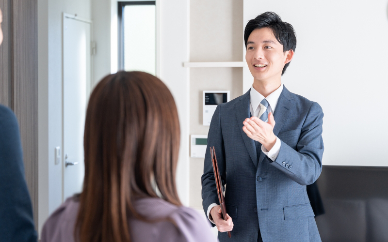 ロジカルに話をする男性