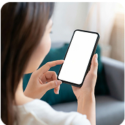 スマートフォンの画面を見る女性