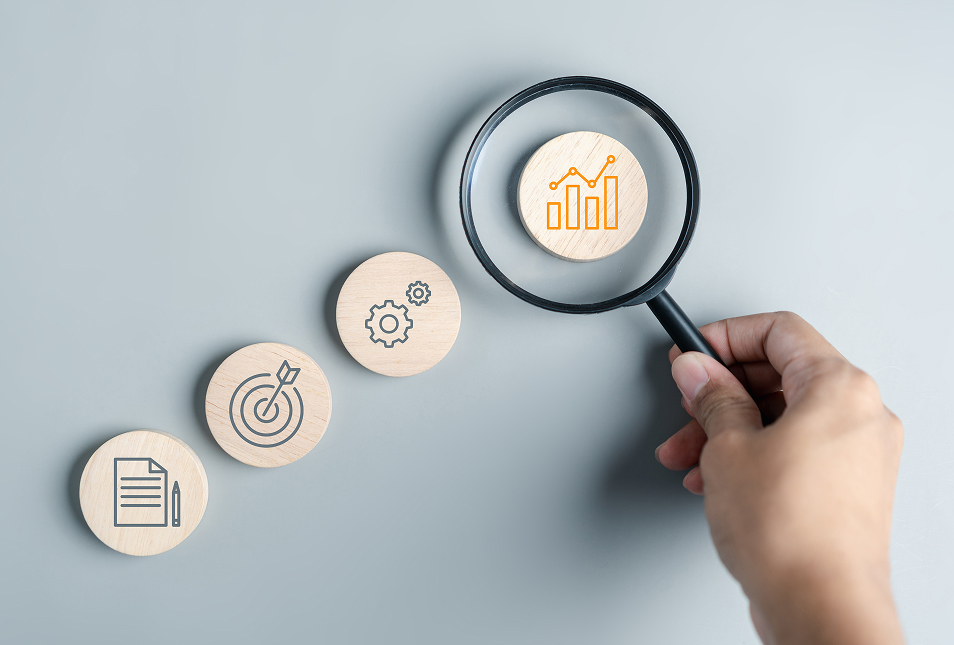 虫眼鏡を持った手