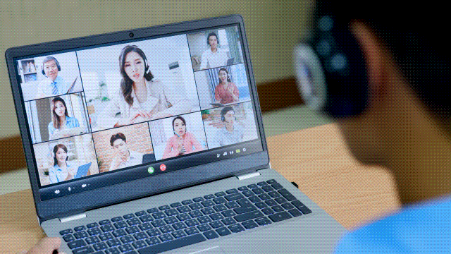 ラーニングセッションに参加する男性