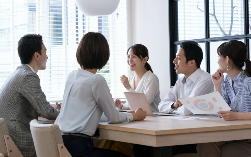 笑顔で上司と話す男性