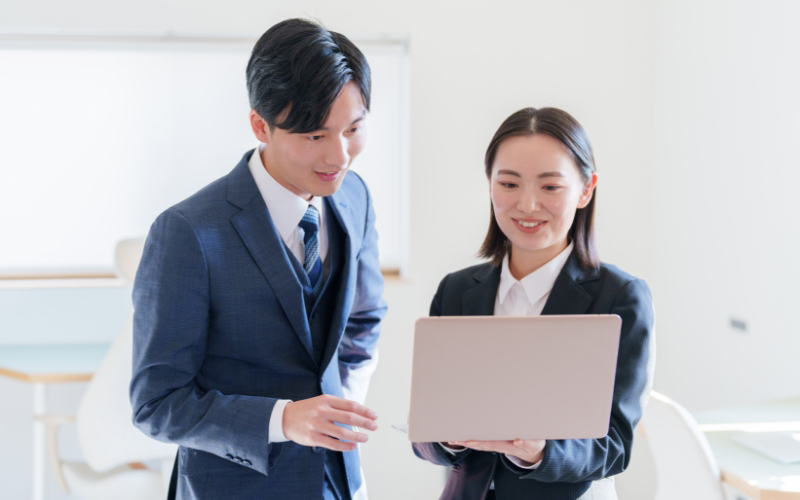 指示を受ける女性