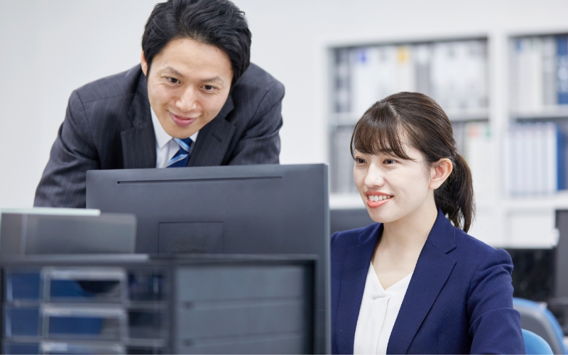 指示を受ける女性