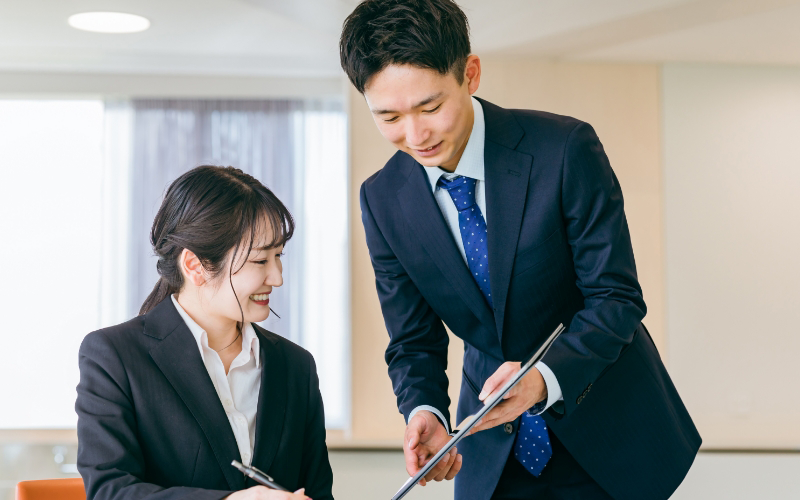 笑顔で上司と話す男性