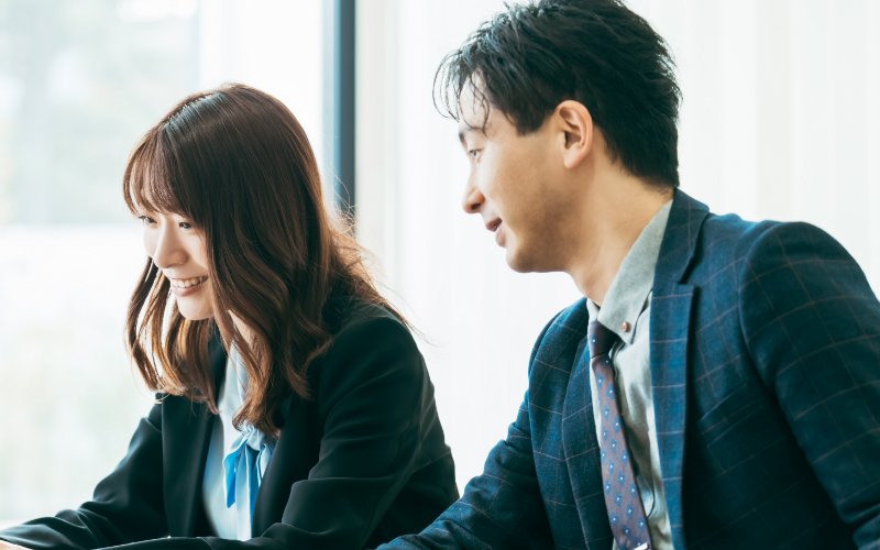 笑顔で上司と話す男性