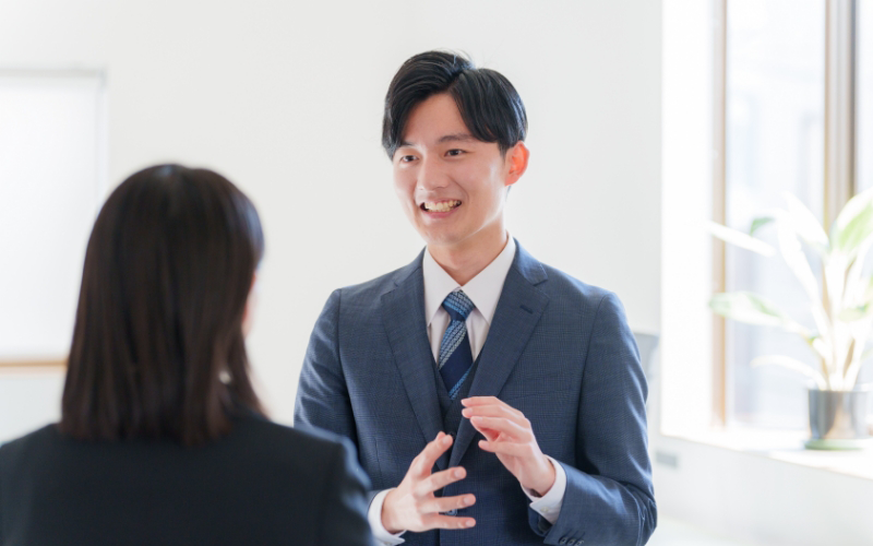 笑顔で上司と話す男性