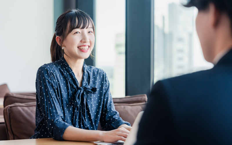 笑顔で話す女性