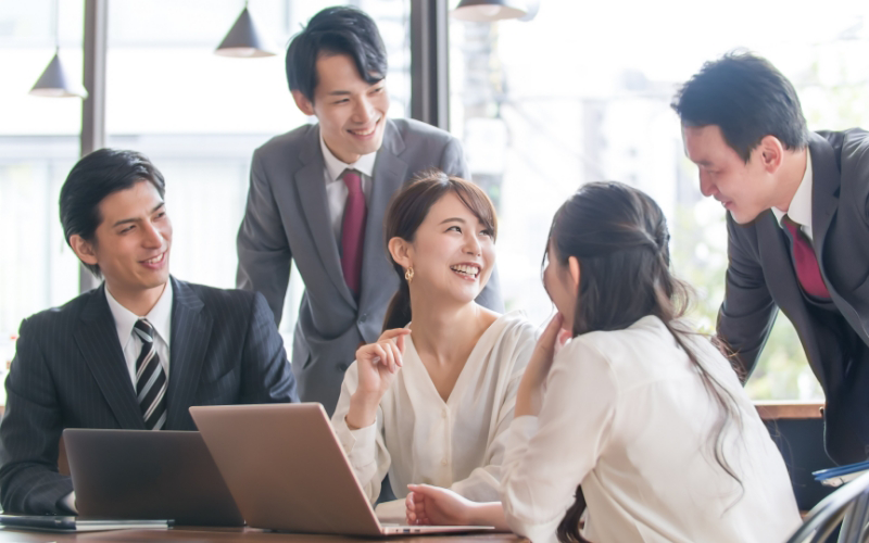 笑顔で上司と話す男性