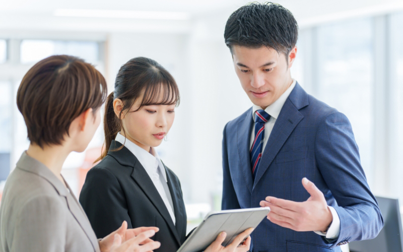 指示を受ける女性