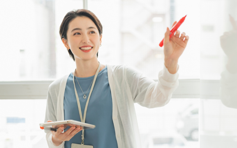 笑顔で人前で話す女性