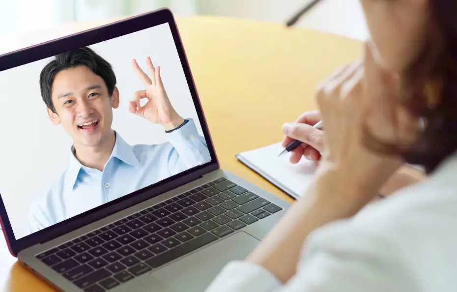 オンライン画面で交流を行う男性